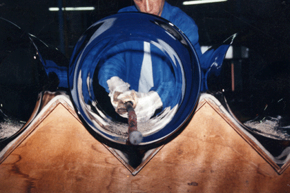 Chaque manchon est ray� dans sa longueur � l'aide d'un diamant pour �tre ensuite ouvert.