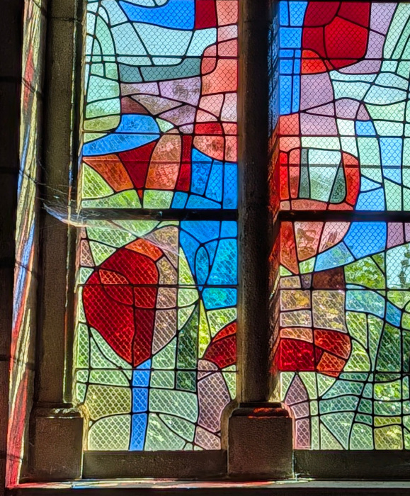 Les vitraux de Jean-Pierre Le Bihan à l'église de Guidel (1982)