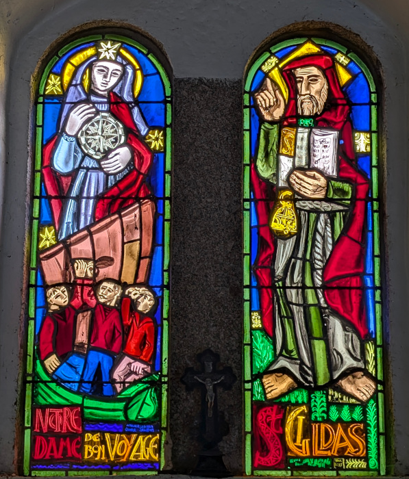 Les vitraux de Pierre Toulhoat à la chapelle Saint-Gildas d'Ouessant (1954)