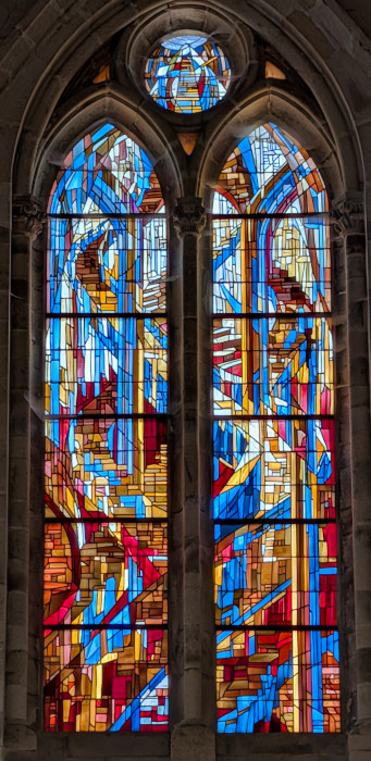 Le vitrail de Christine Cocar à la collégiale de Lamballe (1984)
