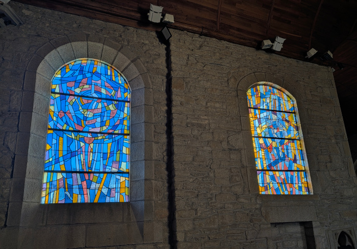 Les vitraux de Jean Bertholle à l'église Saint-Servais de Saint-Servant (1964)