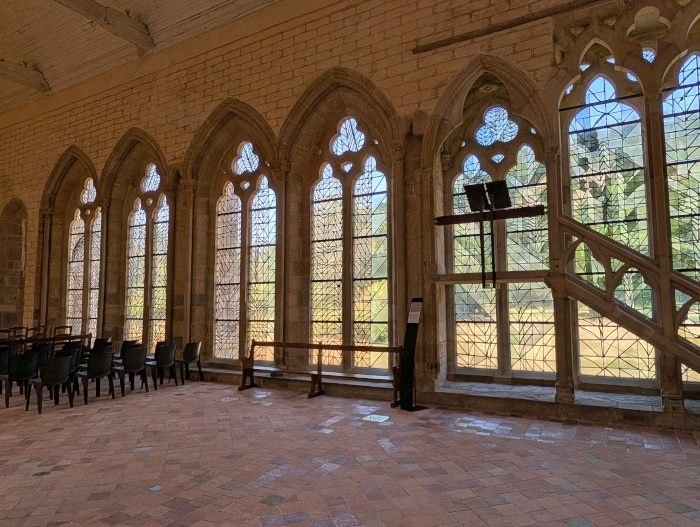 Les vitraux de Gérard Lardeur l'abbaye Saint-Magloire de Léhon (1991)