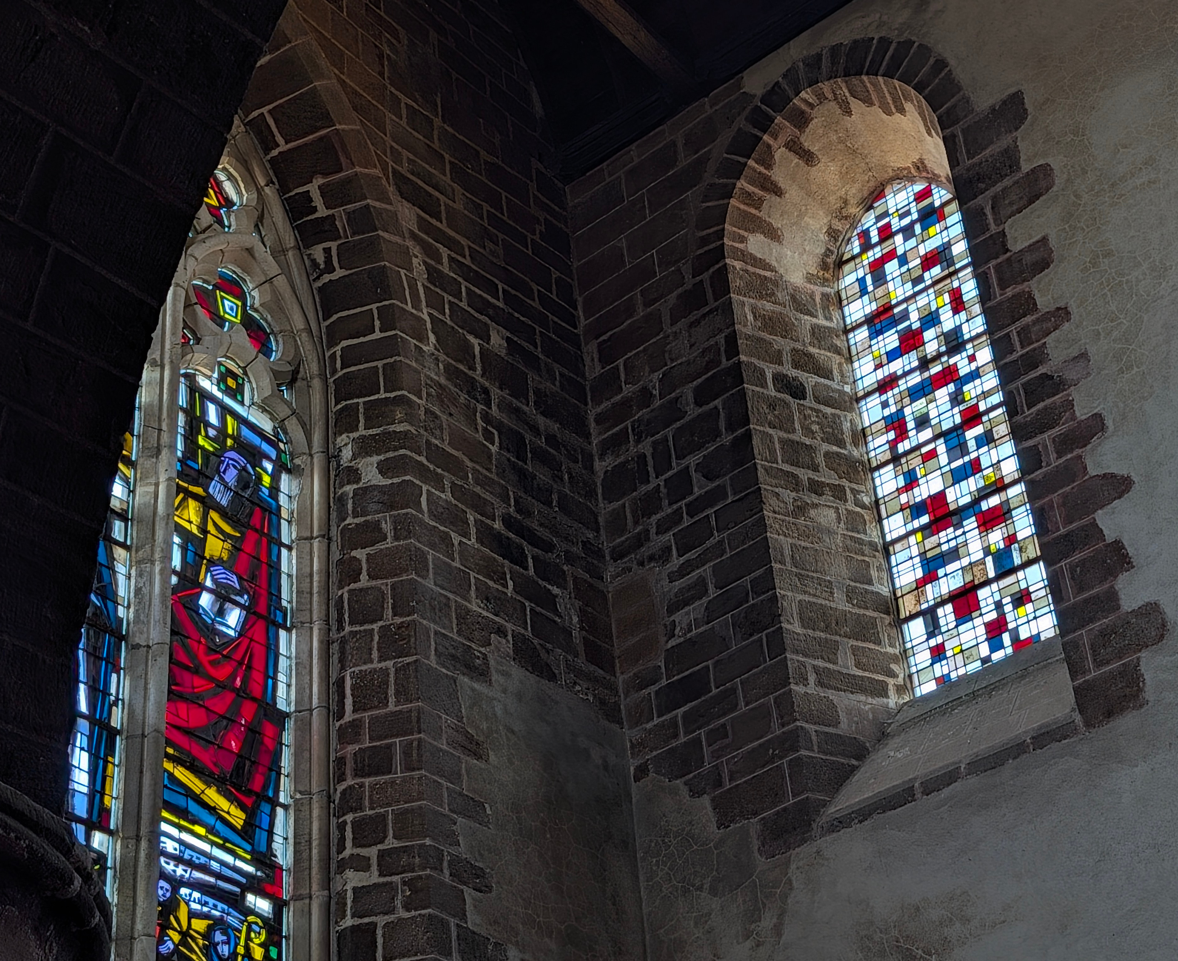 Les vitraux de Maurice Rocher à l'abbaye Saint-Gildas-des-Bois (1956)