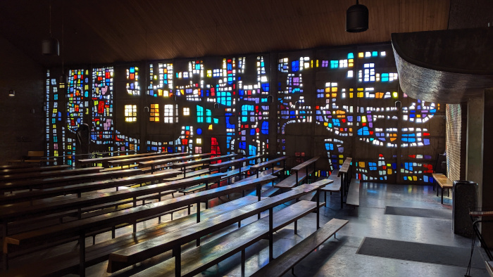 Les vitraux d'Alfred Manessier à la chapelle d'Hem (1957)