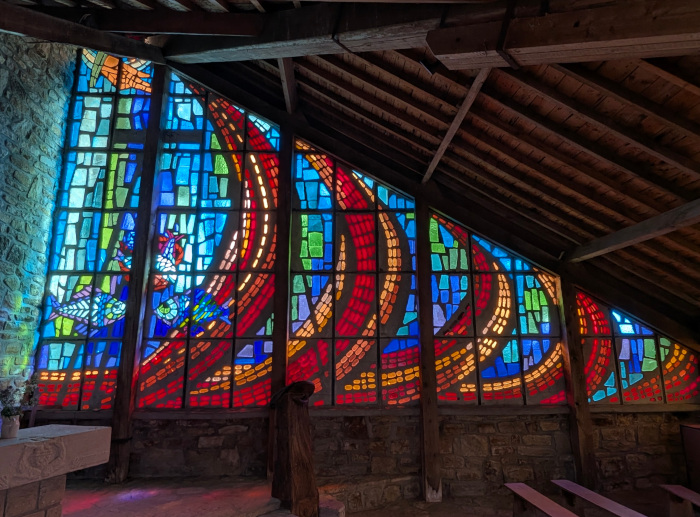 Les vitraux de Suzanne Masson à la chapelle de La Porte Ouverte à Loctudy (1965)