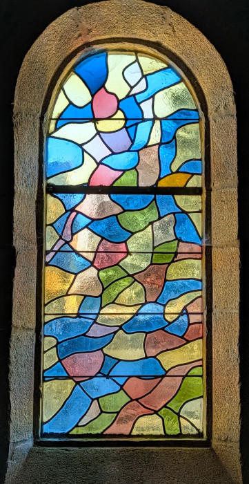 Les vitraux d'Elvire Jan à l'église Saint-Servais de Saint-Servant (1962)